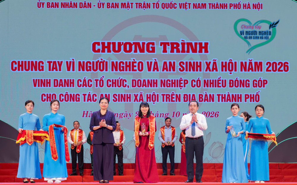 Đại diện lãnh đạo thành phố Hà Nội trao biểu trưng vinh danh doanh nghiệp tiêu biểu cho bà Phùng Thị Bình, Phó Tổng Giám đốc Agribank Đại diện lãnh đạo thành phố Hà Nội trao biểu trưng vinh danh doanh nghiệp tiêu biểu cho bà Phùng Thị Bình, Phó Tổng Giám đốc Agribank