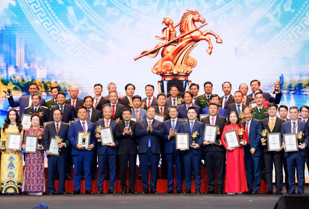 Phó Thủ tướng Thường trực Chính phủ Phạm Gia Túc chúc mừng các Doanh nhân được vinh danh Doanh nhân Việt Nam tiêu biểu - Cúp Thánh Gióng năm 2026