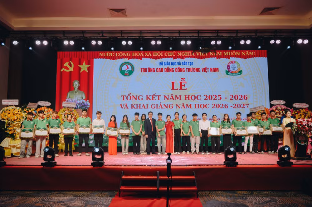 Trao tặng 160 máy tính xách tay và các học bổng khuyến học hỗ trợ người học có hoàn cảnh khó khăn.