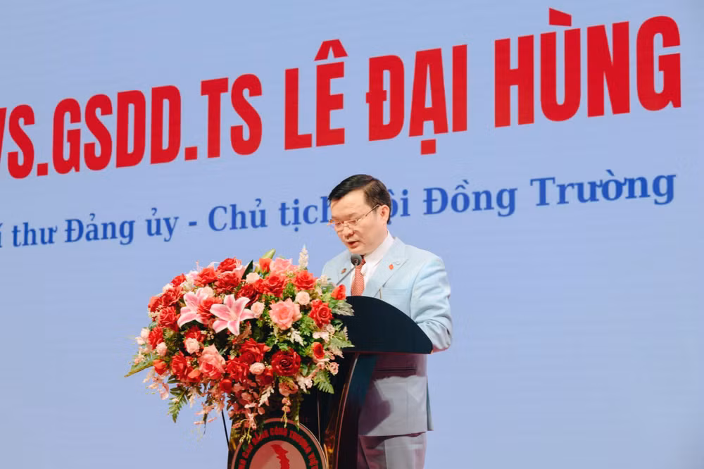 Viện sĩ, Giáo sư danh dự, TS Lê Đại Hùng, Bí thư Đảng ủy, Chủ tịch Hội đồng trường phát biểu tại buổi lễ.