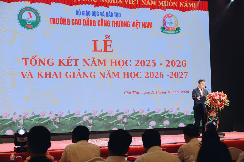 PGS.TS Nguyễn Thành Vinh, Hiệu trưởng nhà trường, đọc diễn văn khai giảng và đánh trống khai trường.