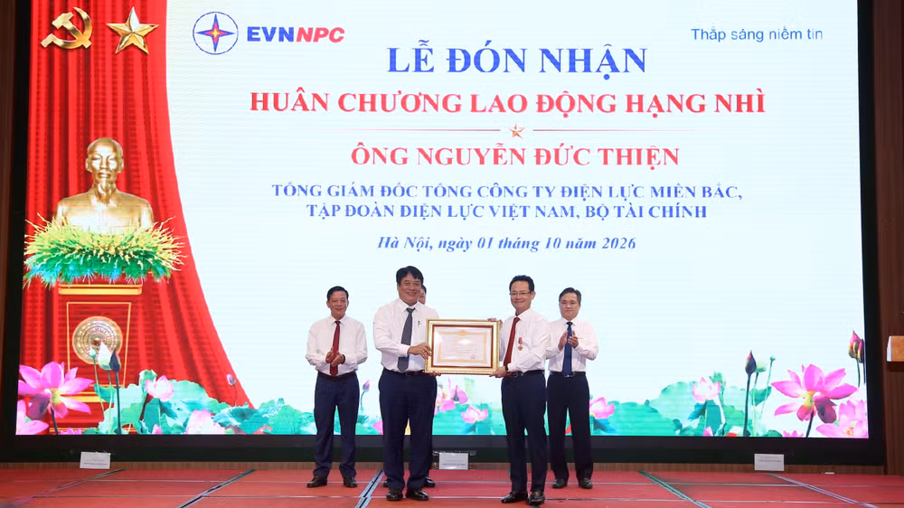 ong-nguyen-anh-tuan-pho-bi-thu-dang-uy-thanh-vien-hdtv-tgd-evn-thua-uy-quyen-cua-chu-tich-nuoc-trao-huan-chuong-lao-dong-hang-nhi-cho-ong-nguyen-duc-thien-tgd-evnnpc.jpg