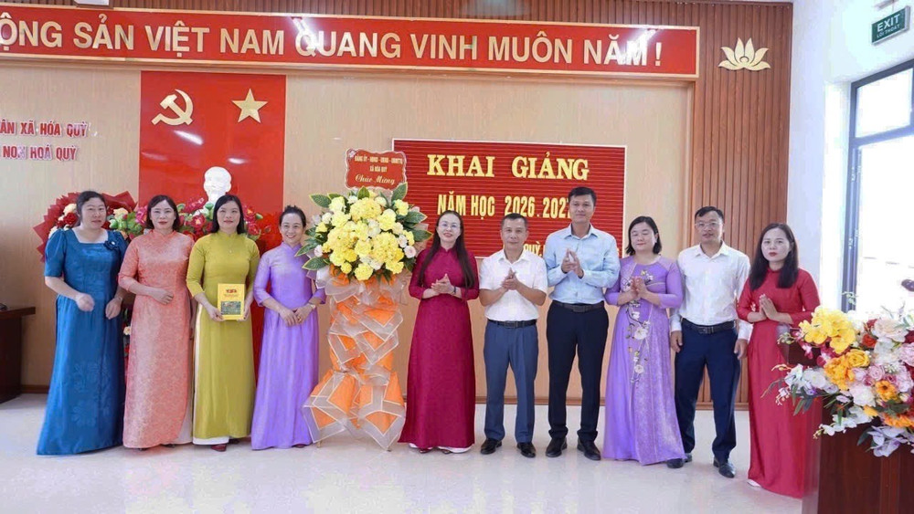 Lãnh đạo xã Hóa Quỳ tặng hoa chúc mừng Trường Mầm non Hóa Quỳ nhân ngày khai giảng năm học mới 2026 - 2027. img-1318.jpg