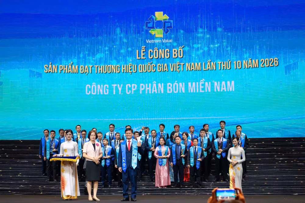 dai-dien-phan-bon-mien-nam-tong-giam-doc-do-van-tuan-vinh-du-nhan-giai-thuong-hieu-quoc-gia.jpg