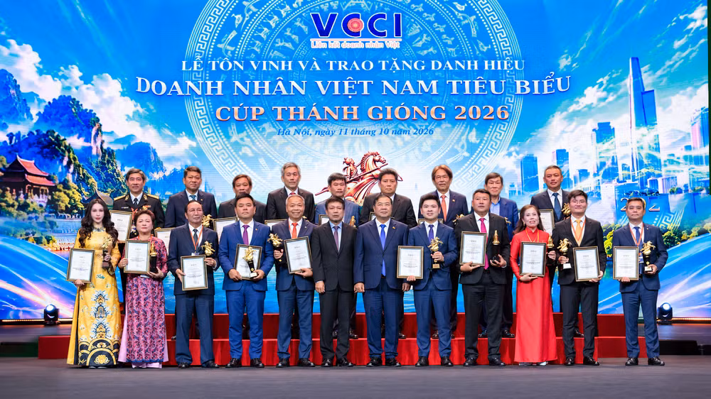 Ủy viên Bộ Chính trị, Phó Thủ tướng Thường trực Chính phủ Phạm Gia Túc (ở giữa, bên phải) và Chủ tịch VCCI Hồ Sỹ Hùng (ở giữa, bên trái) chụp hình lưu niệm cùng Top 20 “Doanh nhân Việt Nam tiêu biểu”