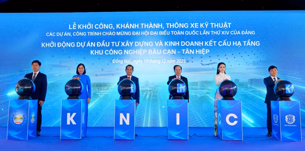 Bà Lê Nữ Thùy Dương (thứ 2 từ phải sang) cùng các đại biểu thực hiện nghi thức khởi động dự án KNIC Nam Long Thành (Khu công nghiệp Bàu Cạn - Tân Hiệp) vào tháng 12/2025
