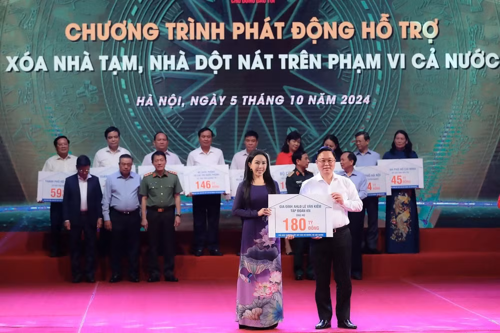 Năm 2024, hưởng ứng lời kêu gọi của Chính phủ, bà Lê Nữ Thùy Dương cùng gia đình và Tập đoàn đóng góp 180 tỷ đồng cho chương trình xóa nhà tạm, nhà dột nát trên phạm vi cả nước.