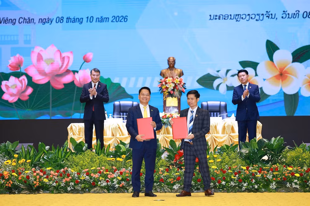anh-1-ong-nguyen-ngoc-nghi-pho-tong-giam-doc-tt-group-chu-tich-ctcp-tap-doan-nang-luong-tt-va-ong-phan-van-son-giam-doc-cong-ty-dau-tu-va-thuong-mai-vinacom-trao-bien-ban-ghi-nho-ve-hop-tac-phat-trie.jpg