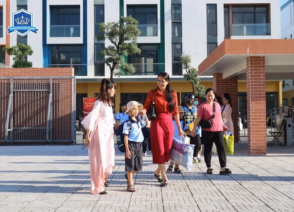 Phụ huynh đón con tại trường Meyschool Đoàn Thị Điểm nằm trong khu đô thị