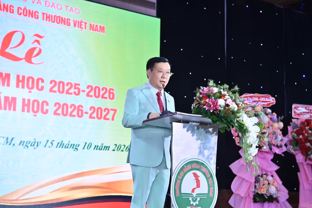 Viện sĩ, Giáo sư danh dự, TS Lê Đại Hùng, Bí thư Đảng ủy, Chủ tịch Hội đồng trường Trường Cao đẳng Công thương Việt Nam phát biểu chỉ đạo tại buổi lễ.