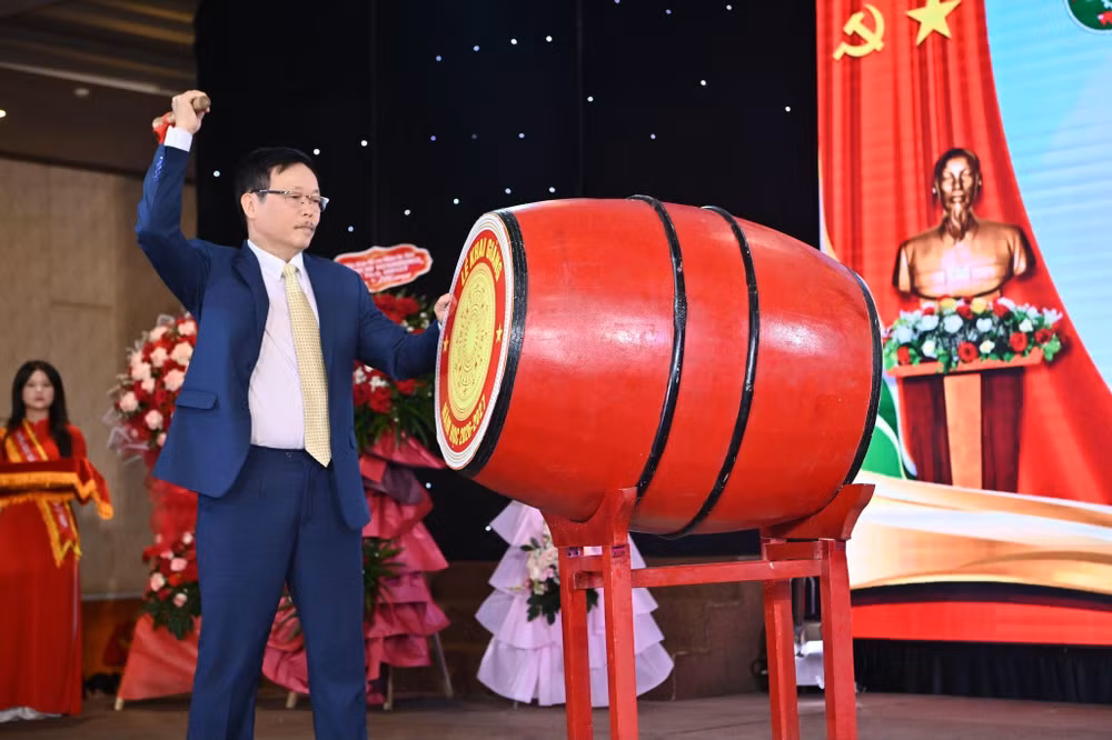 Nhà giáo Ưu tú, PGS.TS Nguyễn Thành Vinh, Hiệu trưởng Trường Cao đẳng Công thương Việt Nam, đánh trống khai giảng năm học 2026-2027 tại địa điểm đào tạo TP. Hồ Chí Minh.
