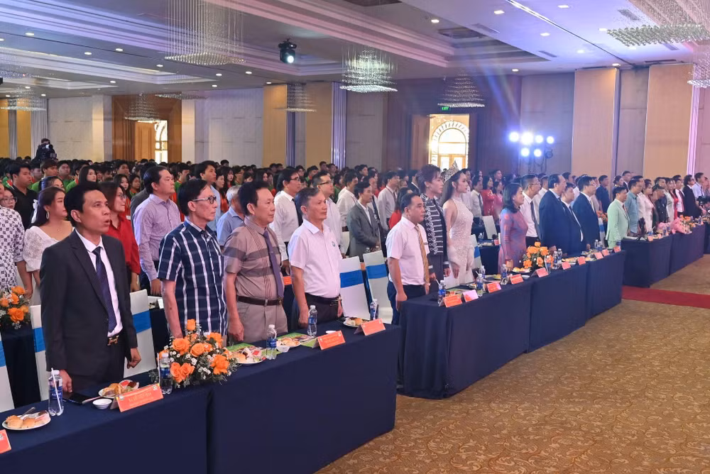 Đại biểu, thầy cô và đông đảo sinh viên Trường Cao đẳng Công thương Việt Nam trang nghiêm thực hiện nghi thức chào cờ, mở đầu Lễ tổng kết năm học 2025-2026 và khai giảng năm học 2026-2027 sáng 15/10 tại TP. Hồ Chí Minh.