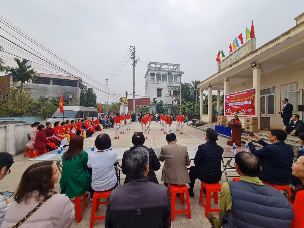 tap chi nguoi lam bao tang qua cho cac ho gia dinh kho khan xa xuan loc hau loc thanh hoa trong chuong trinh tet doan vien xuan at ty 2025 hinh 9