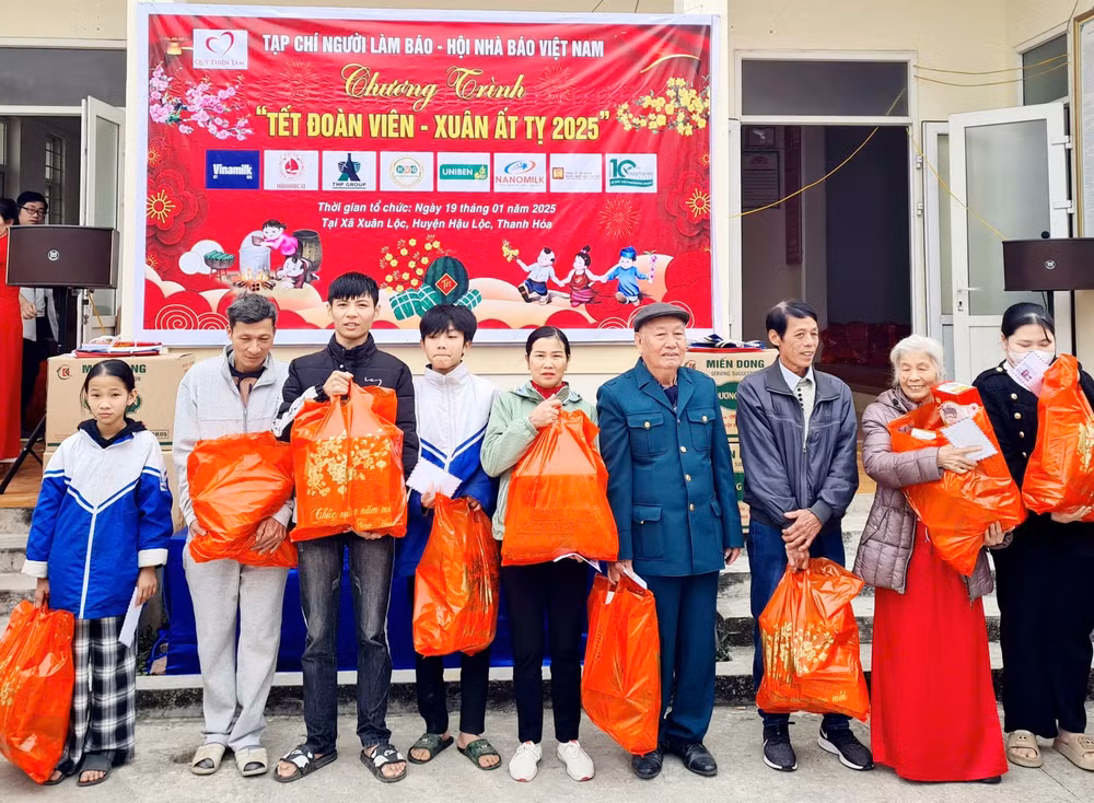 tap chi nguoi lam bao tang qua cho cac ho gia dinh kho khan xa xuan loc hau loc thanh hoa trong chuong trinh tet doan vien xuan at ty 2025 hinh 8