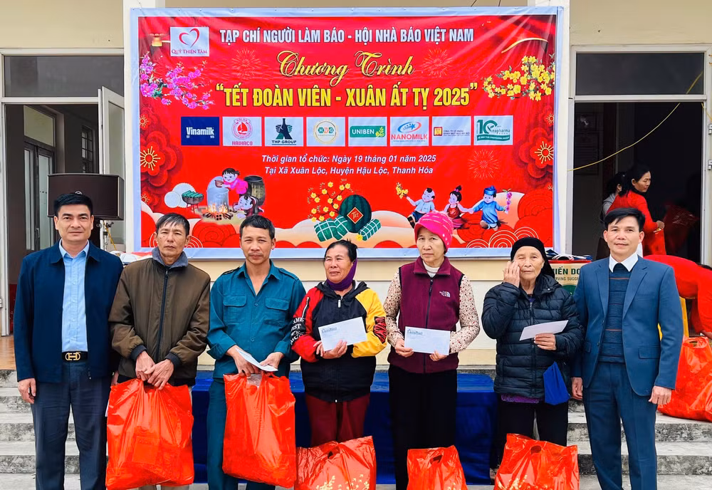 tap chi nguoi lam bao tang qua cho cac ho gia dinh kho khan xa xuan loc hau loc thanh hoa trong chuong trinh tet doan vien xuan at ty 2025 hinh 7
