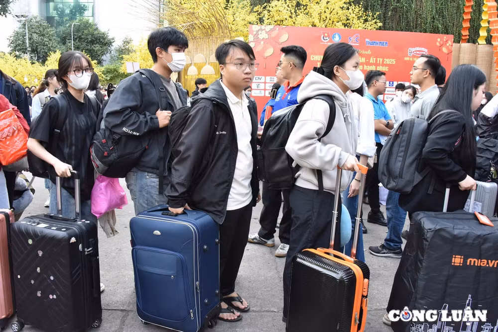 dua 2000 sinh vien nguoi lao dong kho khan o tp hcm ve que don tet hinh 3