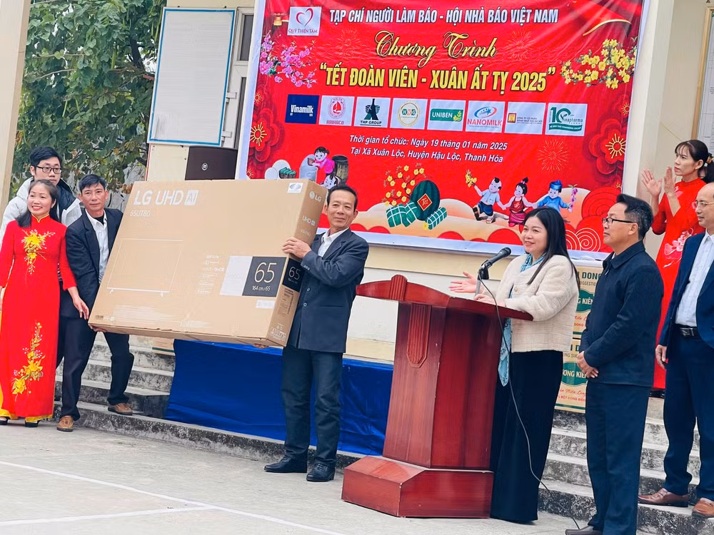 tap chi nguoi lam bao tang qua cho cac ho gia dinh kho khan xa xuan loc hau loc thanh hoa trong chuong trinh tet doan vien xuan at ty 2025 hinh 1