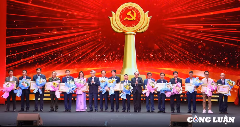 le trao giai bua liem vang lan thu ix nam 2024 bao chi dan dat tu tuong va dong hanh voi nhung buoc di lon cua dang hinh 7