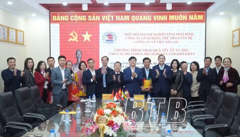 thai binh tiep nhan va trao 2000 suat qua tet cua doanh nghiep cho cac ho ngheo hinh 1