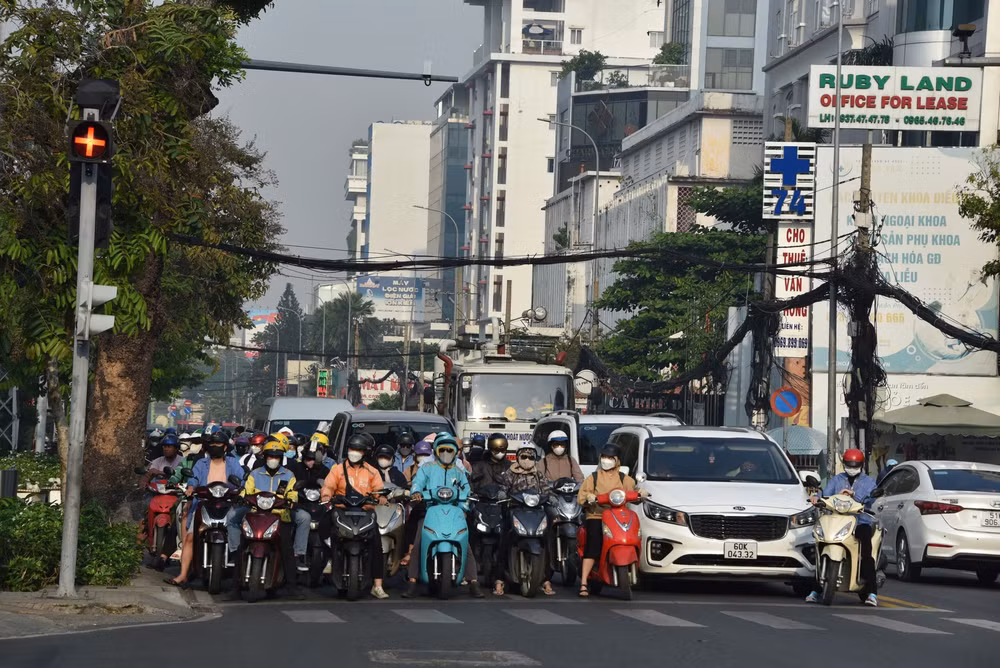 canh sat giao thong tp hcm dua ra luu y ve viec chap hanh den tin hieu giao thong hinh 1