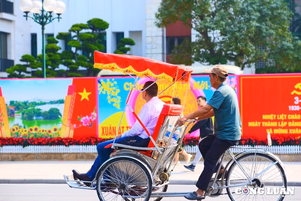 pho phuong ha noi ruc ro sac do truoc them tet nguyen dan 2025 hinh 4