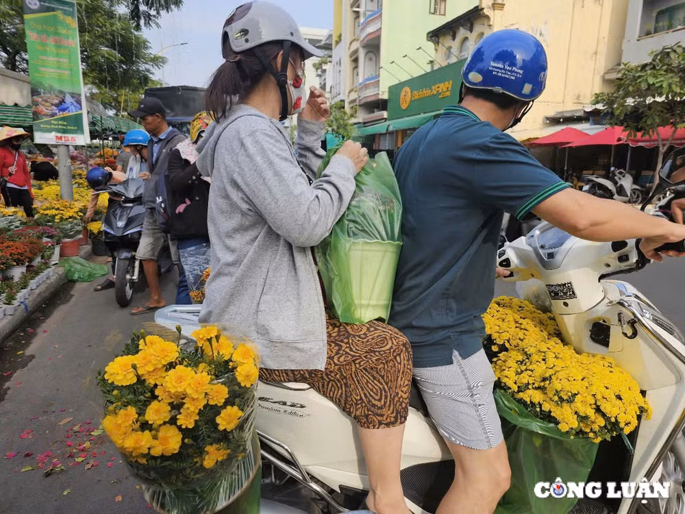 ron rang cho hoa xuan tren ben duoi thuyen o tp hcm ngay can tet hinh 5