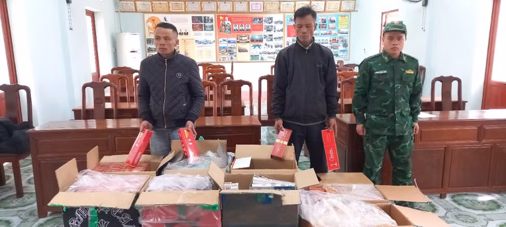 quang ninh bat giu 2 doi tuong van chuyen trai phep hon 3500 bao thuoc la dieu nhap lau hinh 1