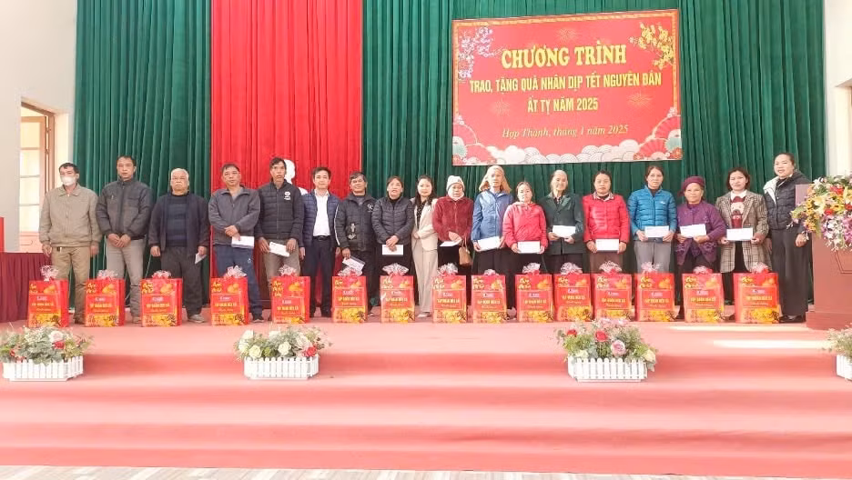 tap doan deo ca trao gan 500 phan qua tet cho cac gia dinh co hoan canh kho khan hinh 1