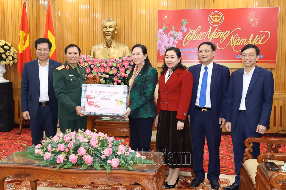 tong tham muu truong quan doi nhan dan viet nam tham tang qua chuc tet tai ha nam hinh 1