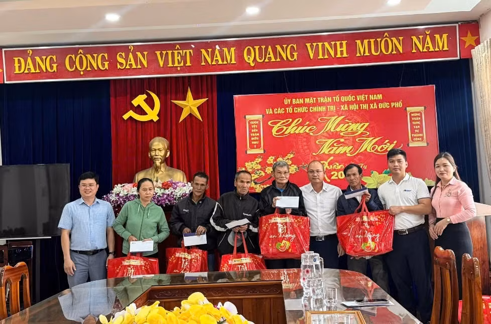 tap doan deo ca trao gan 500 phan qua tet cho cac gia dinh co hoan canh kho khan hinh 2