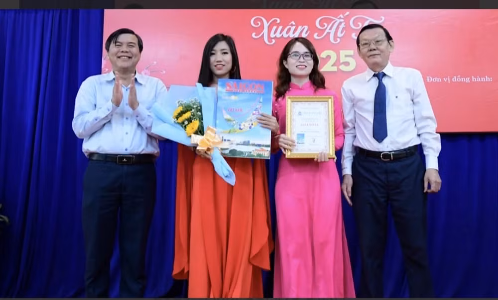 hoi nha bao tpho chi minh trao giai bia bao xuan at ty 2025 hinh 1