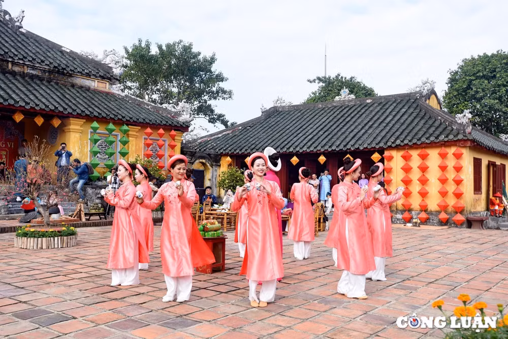 du khach hao huc tham gia chuong trinh phong vi tet hue tai dai noi hinh 3