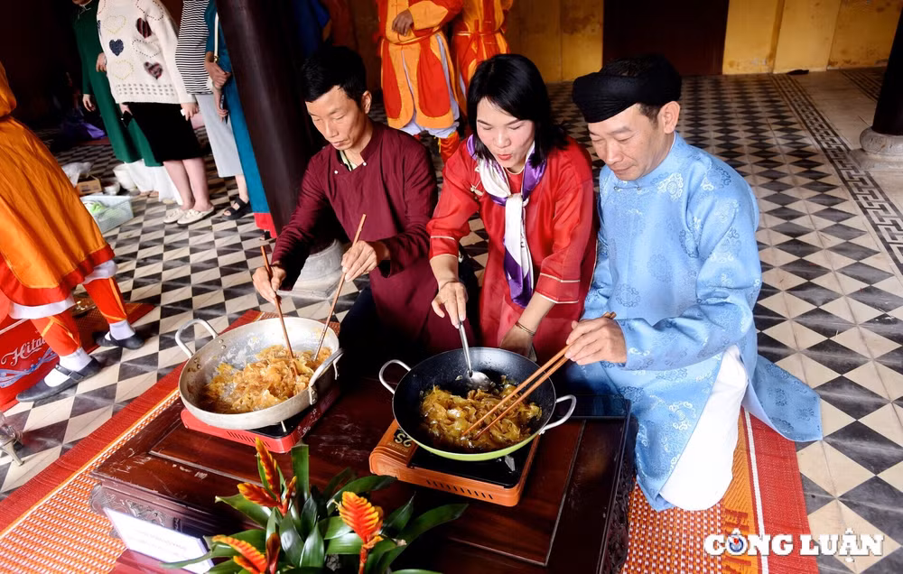du khach hao huc tham gia chuong trinh phong vi tet hue tai dai noi hinh 9