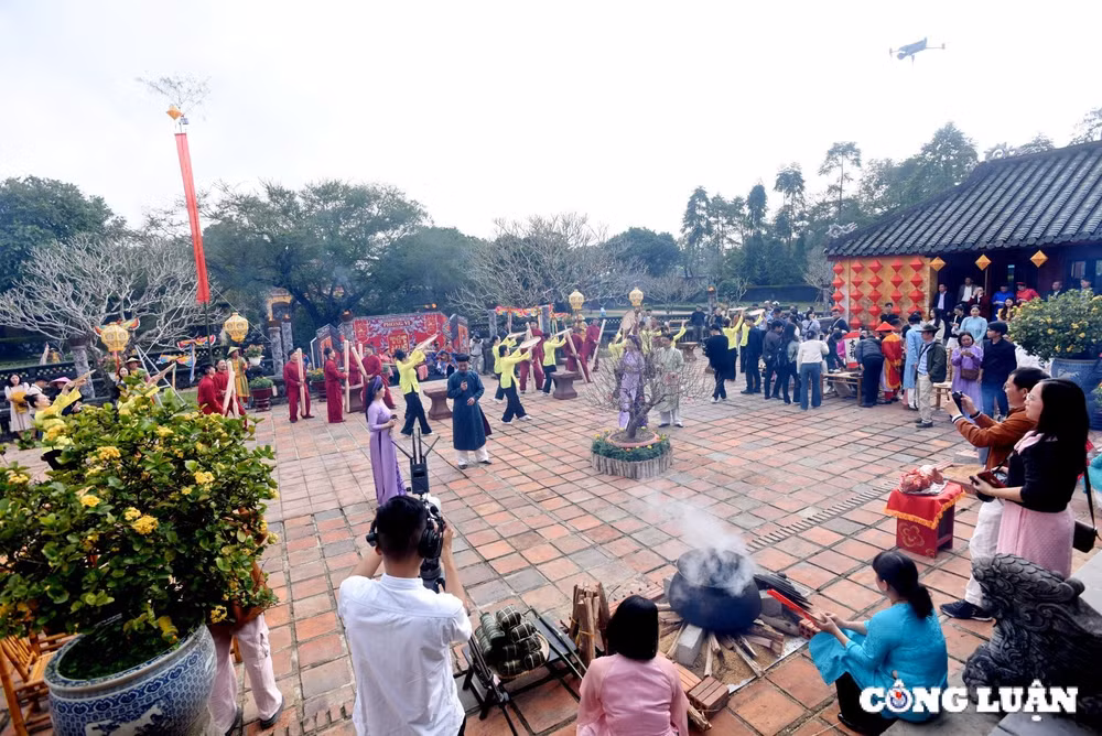 du khach hao huc tham gia chuong trinh phong vi tet hue tai dai noi hinh 1