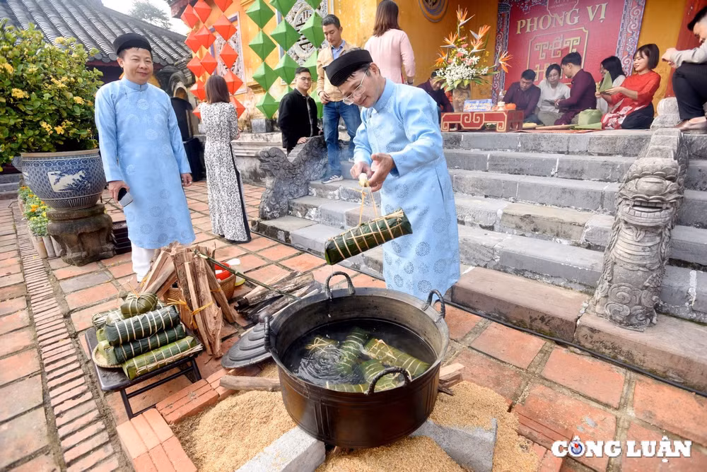 du khach hao huc tham gia chuong trinh phong vi tet hue tai dai noi hinh 6