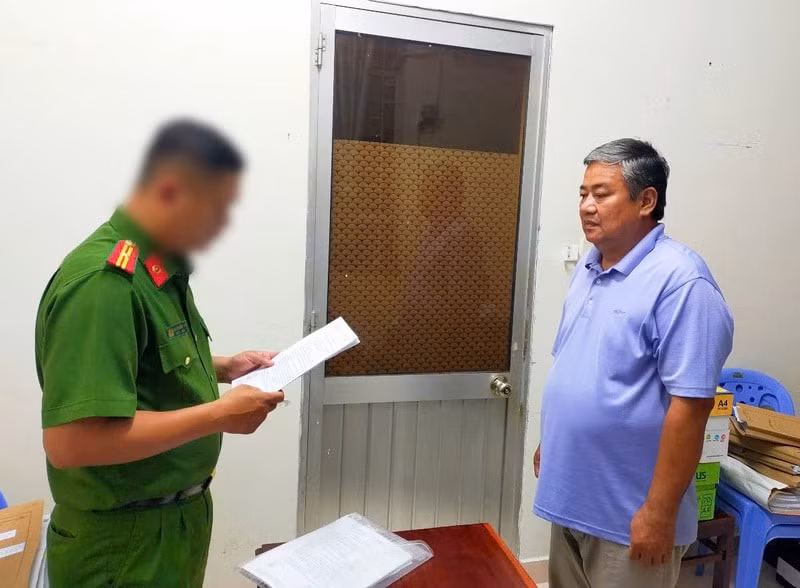 bat tam giam 2 cuu can bo tin dung ngan hang ve hanh vi nhan hoi lo hinh 1
