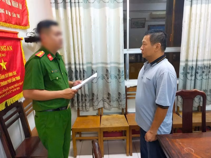 bat tam giam 2 cuu can bo tin dung ngan hang ve hanh vi nhan hoi lo hinh 2