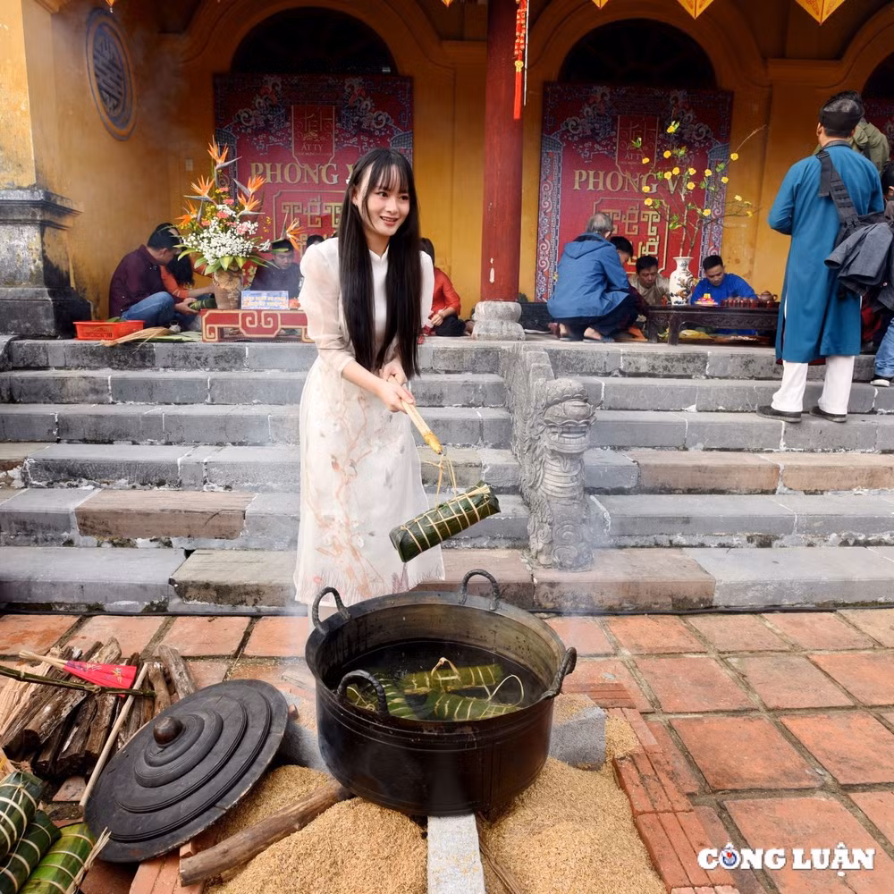 du khach hao huc tham gia chuong trinh phong vi tet hue tai dai noi hinh 7