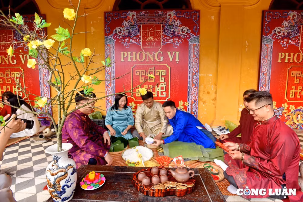 du khach hao huc tham gia chuong trinh phong vi tet hue tai dai noi hinh 5