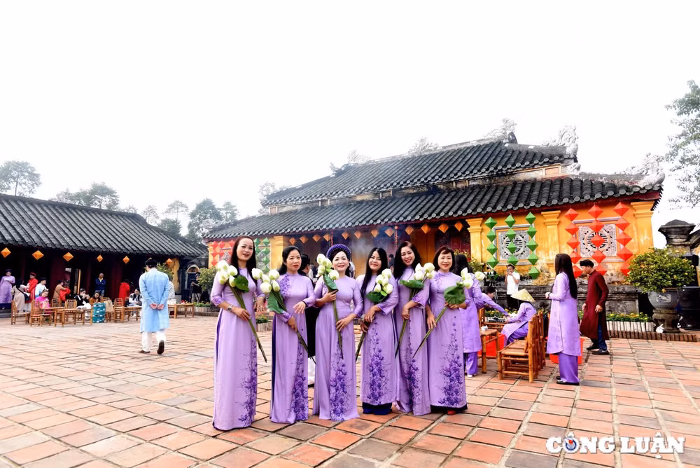 du khach hao huc tham gia chuong trinh phong vi tet hue tai dai noi hinh 4