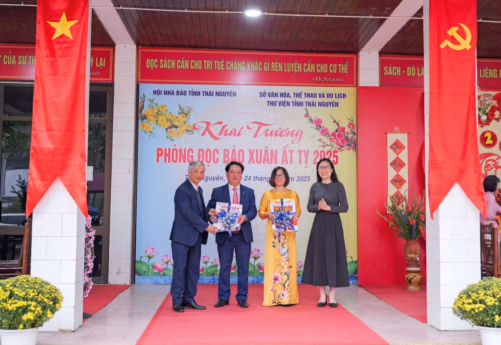thai nguyen khai truong phong doc bao xuan va khong gian trung bay sach hinh 1