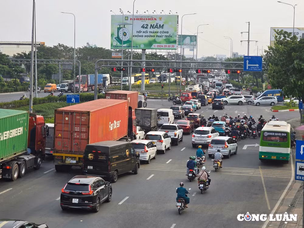 ngay lam viec cuoi nam ben xe san bay dong duc cua ngo tp hcm un tac hinh 6