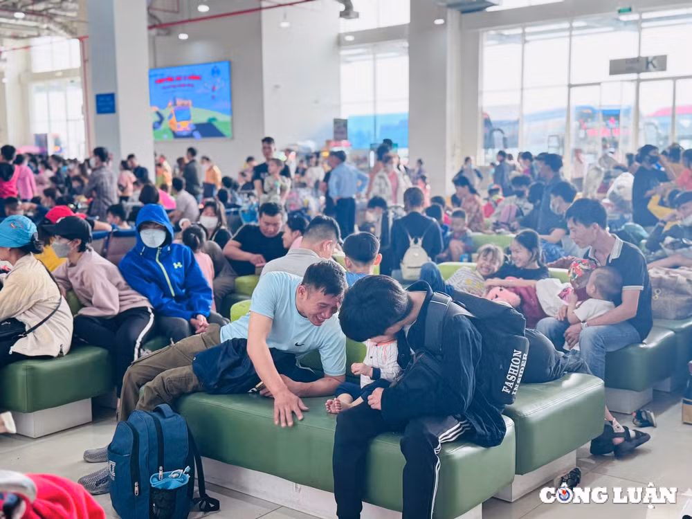 ngay lam viec cuoi nam ben xe san bay dong duc cua ngo tp hcm un tac hinh 2