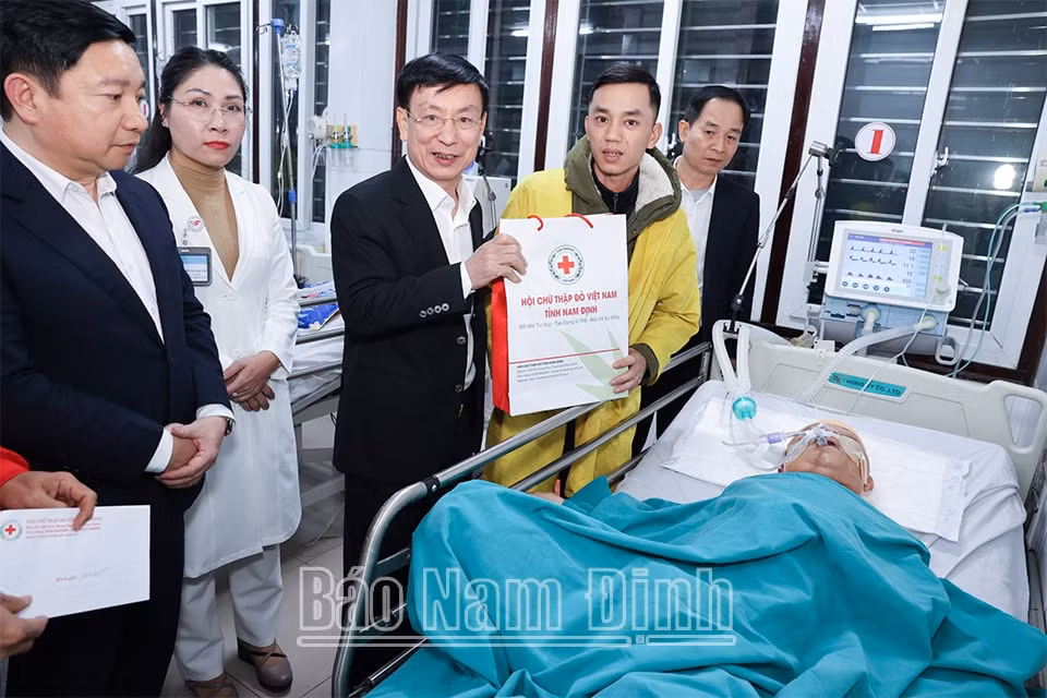 lanh dao tinh nam dinh tham chuc tet cac don vi lam nhiem vu dem giao thua hinh 4