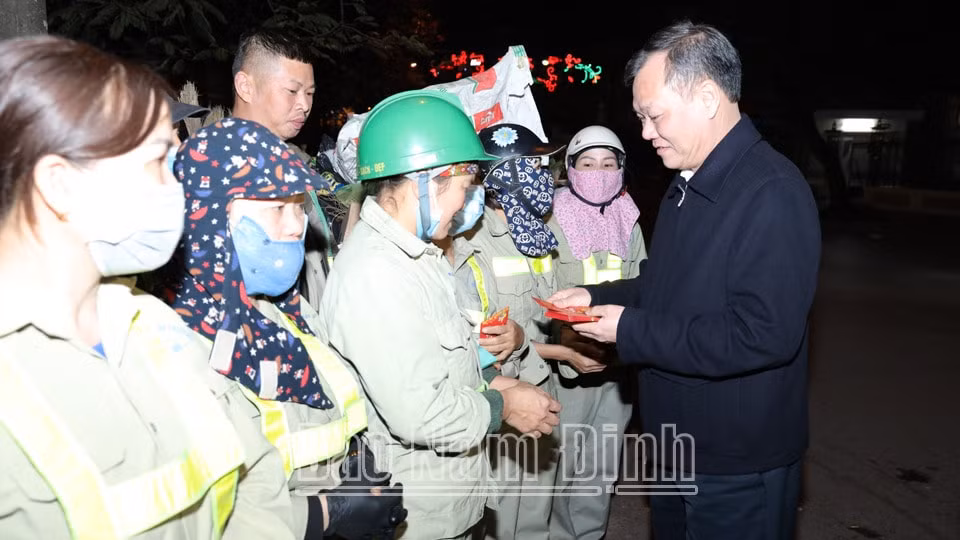 lanh dao tinh nam dinh tham chuc tet cac don vi lam nhiem vu dem giao thua hinh 3