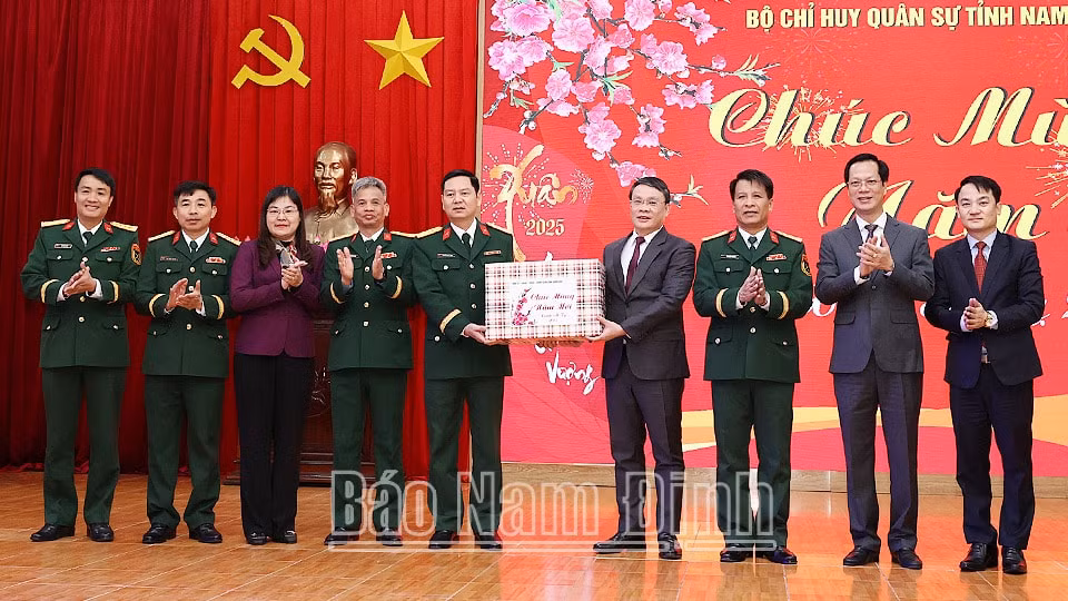 lanh dao tinh nam dinh tham chuc tet cac don vi lam nhiem vu dem giao thua hinh 1