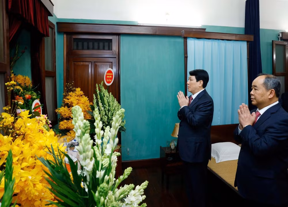 chu tich nuoc dang huong tuong niem chu tich ho chi minh trong ngay dau xuan moi hinh 2