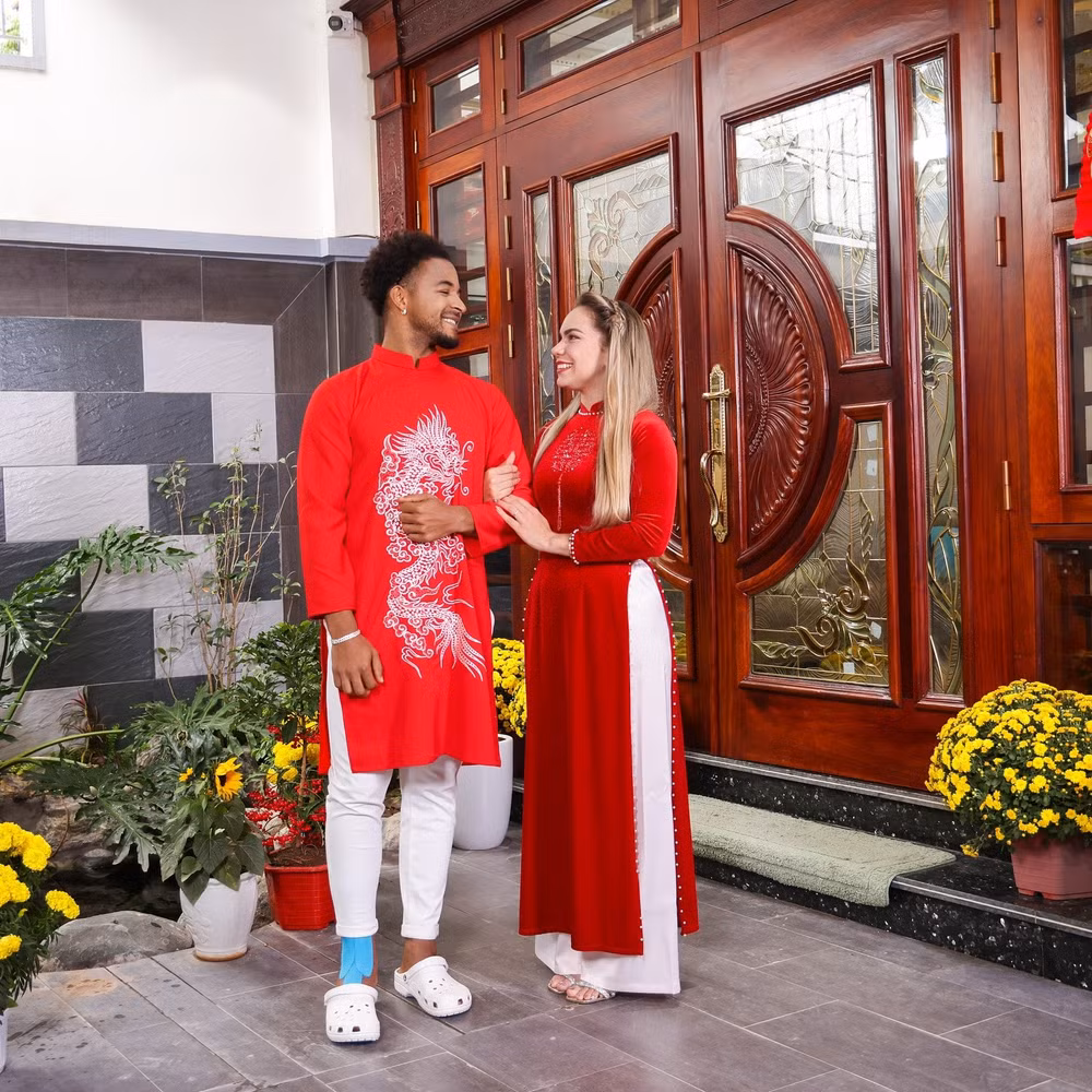 xuan son cung gia dinh dien ao dai gui loi chuc tet nguoi ham mo viet nam hinh 2
