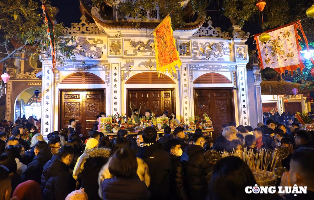 ha noi hang tram nguoi do ve phu tay ho cau binh an vao rang sang mong 1 tet hinh 3