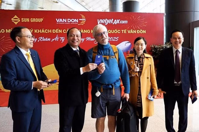 quang ninh ron rang don du khach xong dat ngay dau nam moi at ty hinh 1